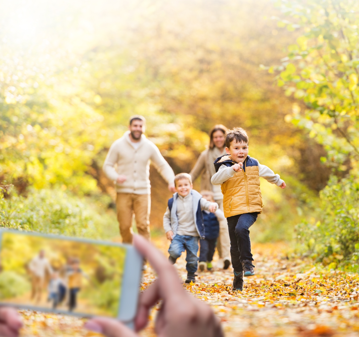 De hele familie bedient  <br> de klok vanuit <br> de app